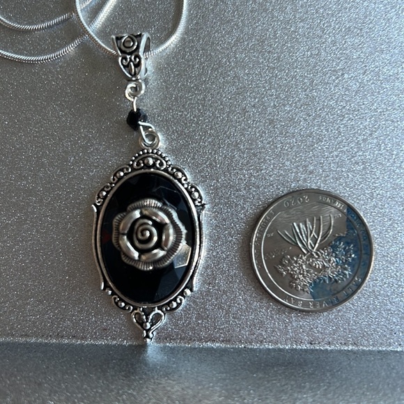 SILVER & BLACK ROSE PENDENT EMBOSSED CRYSTAL - Picture 3 of 6